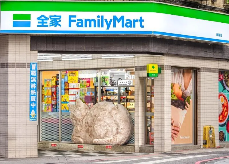 近年寵物市場已逐漸形成「線上囤貨、線下補給」模式，超商業者不僅加大布局寵物商品專區，也推出吸引廣大「貓奴」目光的行銷手法，屢屢引發網路話題。（圖／全家便利商店提供）