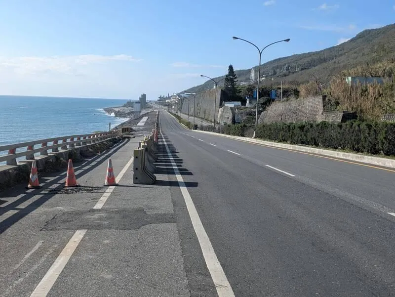 花東海岸公路台11線大坑至海洋公園路段，長年受海浪侵蝕以致路基掏空，公路局3月16日起展開修復工程，施工管制時間達7個月，呼籲用路人遵守交通引導。（圖／公路局東區養護工程分局提供）