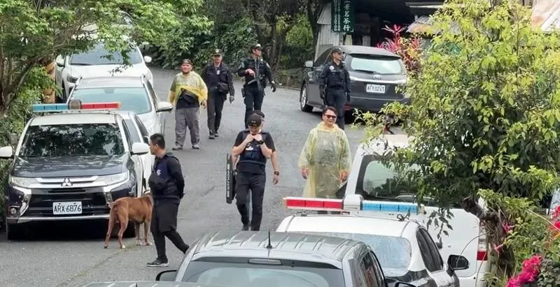 鹿野鄉永安村往熱氣球場地的馬背聚落，28日晚發生槍響，在戶外聊天的親友，遭人開兩槍，1男子頭部險遭擊中，所幸沒人受傷，警方荷槍實彈搜捕嫌犯。（圖／中央社）