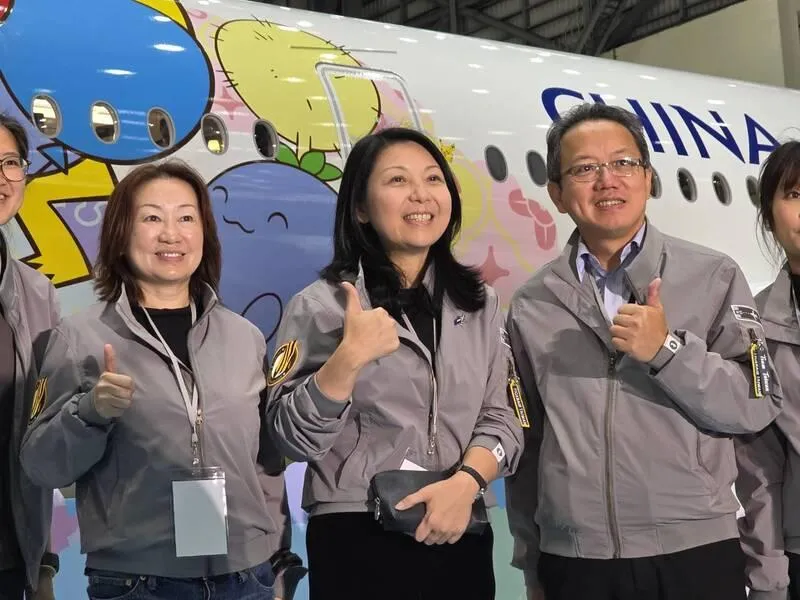 台灣虎航董事長黃世惠（中）表示，低成本航空營運模式雖然無燃油附加費，但燃油成本將反映在浮動票價上。（圖／中央社）