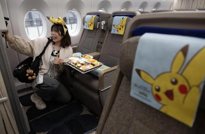 中華航空今天舉行記者會，亮相與The Pokemon Company攜手打造的第2架寶可夢彩繪機「皮卡丘彩繪機CI2」。（圖／中央社）