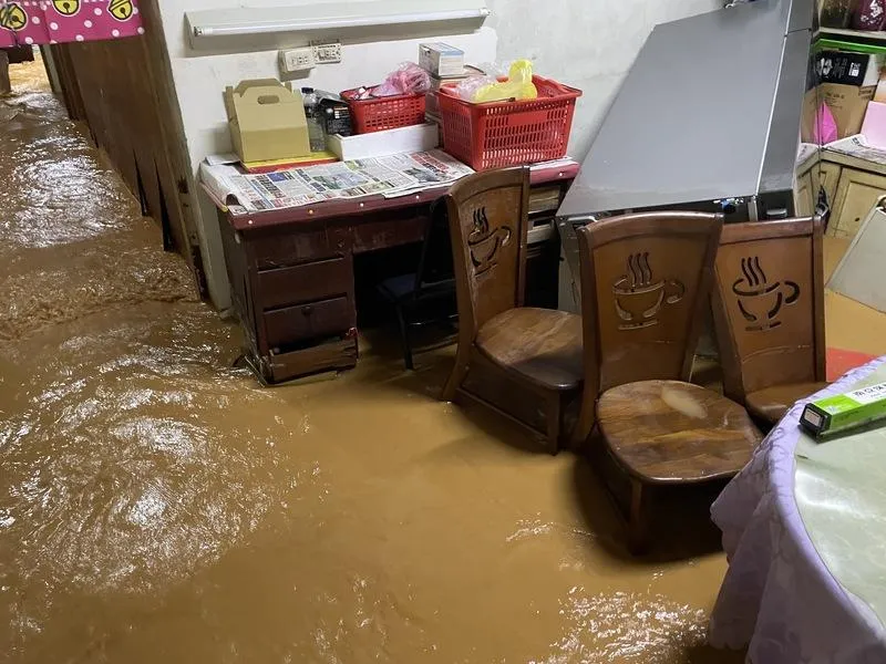 豪雨造成泥流灌入通霄民宅。(圖/中央社)