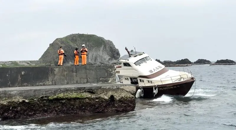 清明連假開跑，不少遊客湧入綠島，4日下午一艘載運潛水客的船隻返回公館港時在港嘴處失去動力擱淺，船上約20人跳船游回碼頭，所幸無人受傷。（圖／民眾提供）