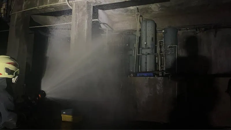 彰化市1間製冰廠5日晚間10時發生氨氣外洩，經維護商關閉洩漏管線閥門、消防人員進行水霧警戒等措施已恢復正常。（圖／彰化縣消防局提供）