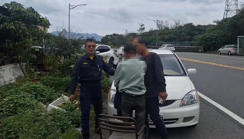 88歲江姓老翁（中）5日前往新北市貢寮區第9公墓掃墓，為了採集草藥迷途失聯，經警消擴大搜索後，在2小時內找到江姓老翁。（圖／讀者提供）