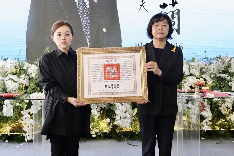 台語詩人蔡奇蘭於4月1日辭世，享壽83歲。文化部常務次長徐宜君（右）11日赴告別追思會，代表頒贈總統褒揚令，由蔡奇蘭之女蔡依儒（左）代表受贈。（圖／文化部提供）