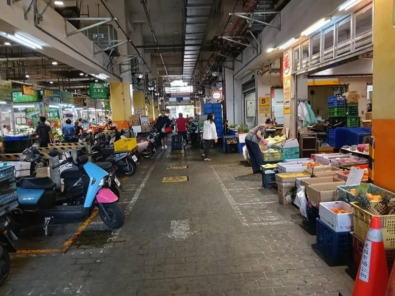 台中建國市場3月瓦斯氣爆，據台中市政府調查，鋪位攤商未依規定正確使用桶裝液化石油氣設備，導致洩漏引爆，依法求償並收回舖位。圖為目前營運狀況。（圖／台中市府提供）