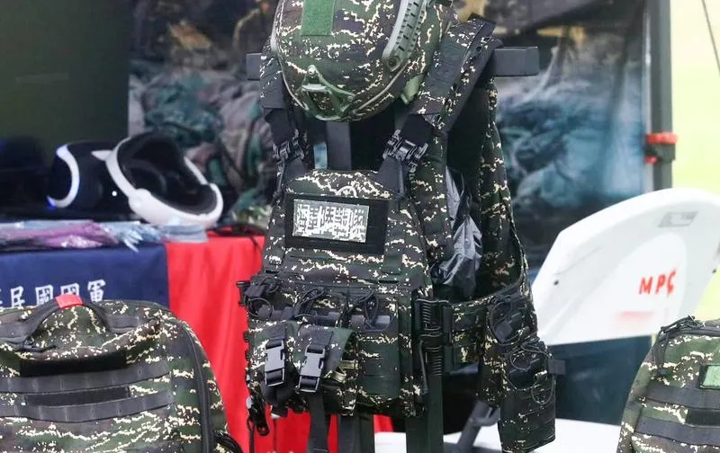 海軍陸戰隊新式戰術背心，可見到加掛的快取步槍彈匣袋、手榴彈袋。(圖/中央社)