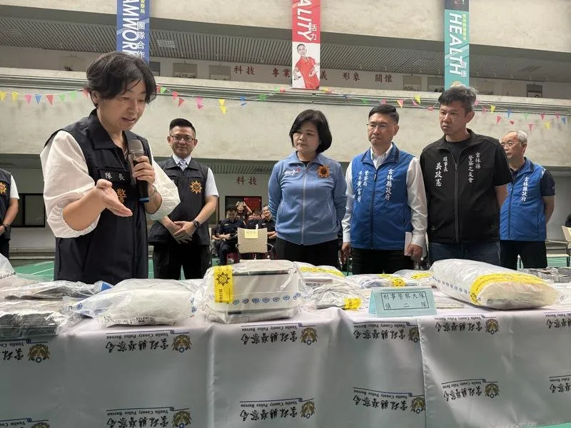 雲林縣長張麗善（右3）到場檢視證物並發破案獎金。（圖／中央社）