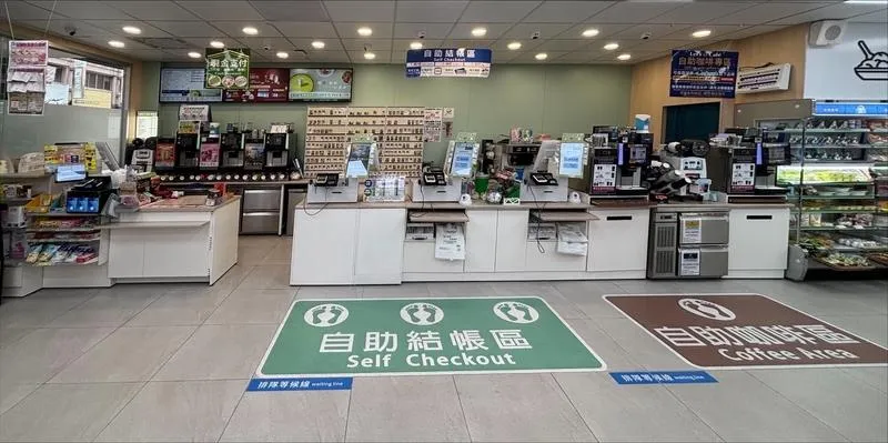 全家便利商店導入「整合型自助服務測試」,結合自助微波、自助結帳與自助咖啡等功能,打造一站式自助服務場域,持續優化作業流程,並減輕門市員工負擔。(圖/全家提供)