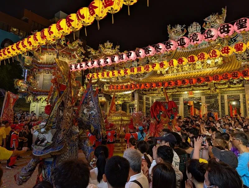 台中大甲鎮瀾宮廟前廣場26日入夜後開始有信徒聚集,觀看陣頭與宮廟進香,且不時燃放鞭炮與煙火,相當熱鬧。(圖/中央社)