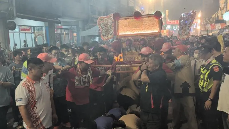 台中大甲鎮瀾宮媽祖遶境活動原定26日晚間11時回廟安座,但因沿途許多信眾簇擁,排隊等候鑽轎底,行程因此延遲,27日凌晨才回到廟內安座。(圖/中央社)