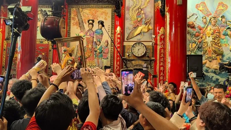 80萬人擠爆台中大甲!大甲媽祖遶境活動27日凌晨才回到廟內安座,與去年相比,晚了8分鐘,再破最晚安座紀錄。(圖/中央社)