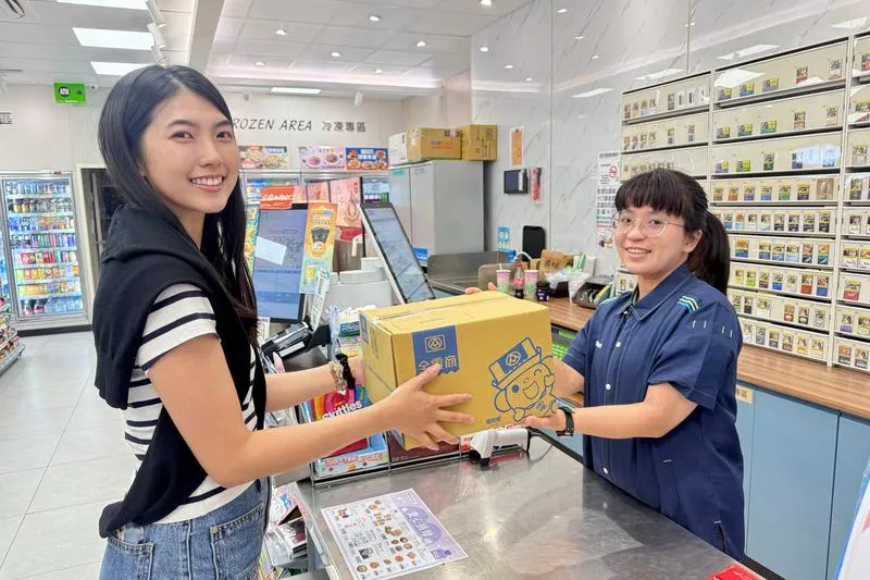 全家便利商店攜手超市龍頭全聯旗下「全電商」，於全台4400間全家全面導入「全電商」店取服務。（圖/全家提供）