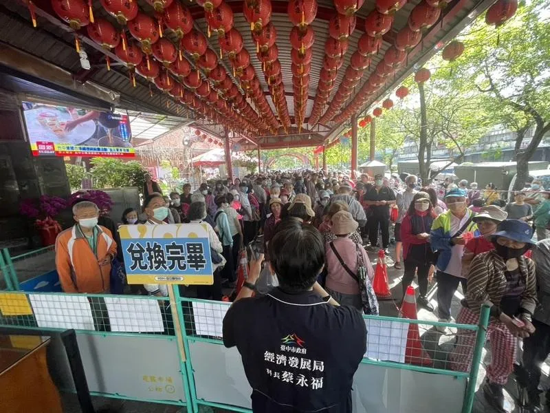 台中物調券28日為首波發放最終日,經發局表示,3天活動共發放35萬份物調券,也提醒使用期限至5月3日止,逾期即失效,請民眾把握使用時間,前往指定場域消費。(圖/台中市政府提供)
