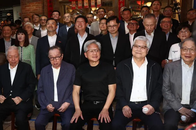 輝達執行長黃仁勳（前中）來台與供應鏈夥伴會面，28日循例舉辦備受矚目的「兆元宴」，黃仁勳與廣達副董事長梁次震（前左起）、廣達董事長林百里，聯發科執行長蔡力行（前右起）、台積電董事長魏哲家以及鴻海董事長劉揚偉（2排左3起）、和碩董事長童子賢、緯創總經理林建勳等人合影。（圖／中央社）