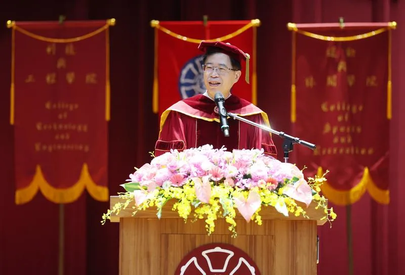 校長宋曜廷勉勵畢業生。（圖／中央社）