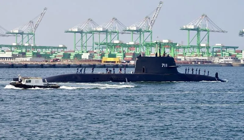 海鯤號潛艦1日再度浮航離開高雄港。(圖/中央社)