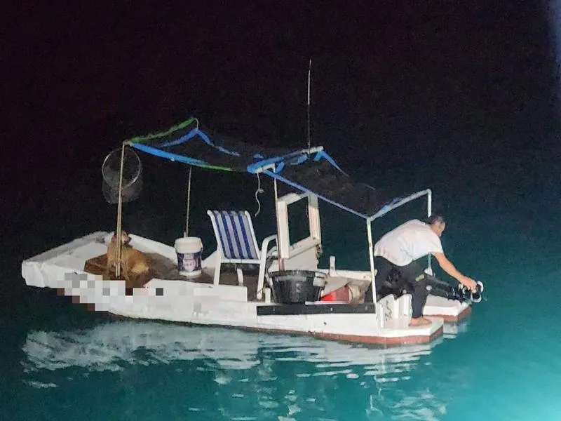 澎湖休閒漁船於西嶼海域故障漂流，海巡隊獲報馳往救援，順利將船長與寵物犬平安帶回馬公港。（圖／澎湖海巡隊提供）