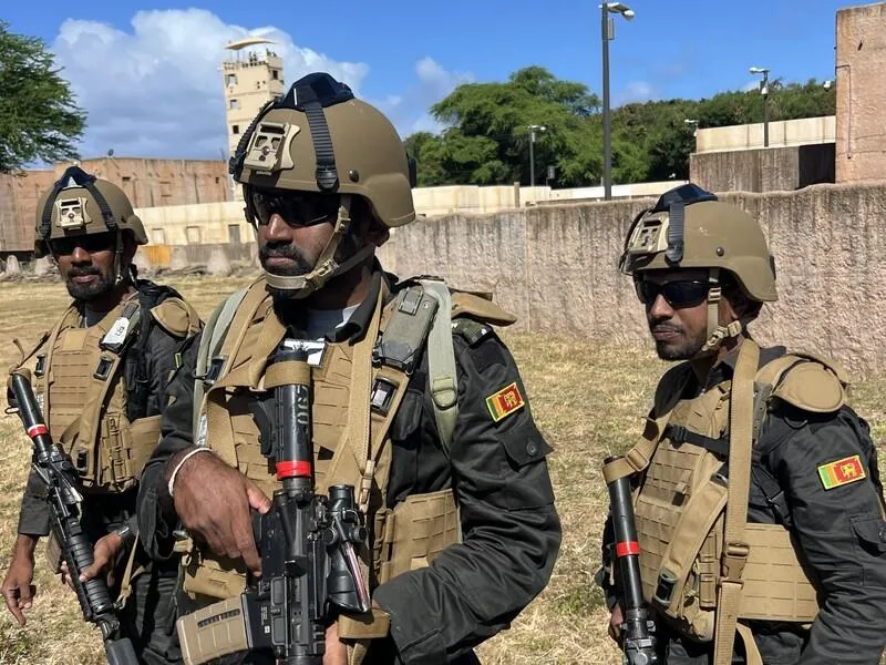 &nbsp;參加訓練的斯里蘭卡海軍陸戰隊員，可見到防彈盔、戰術背心上加裝的MCTIS系統感應接收器。(圖/中央社)