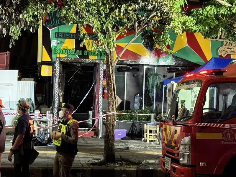 泰國曼谷拉拋路一間啤酒餐廳13日凌晨發生火災，造成至少27人死亡。火勢約45分鐘後獲得控制，警方正調查起火原因。（圖／中央社）