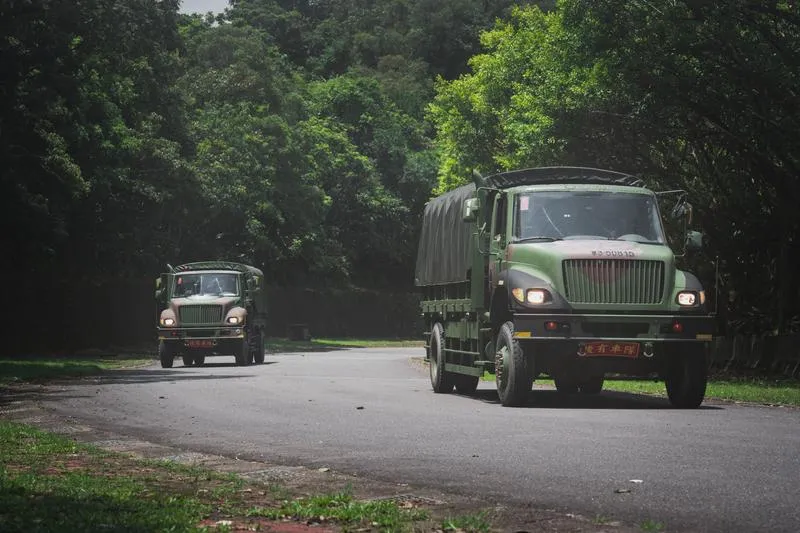 機動中的海軍陸戰隊中型戰術輪車。(圖/中央社)