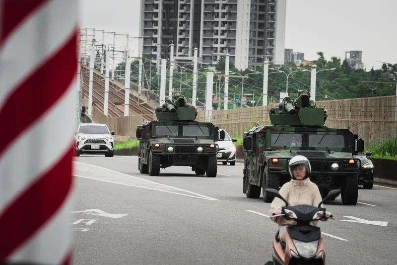 桃園地區道路機動中的陸軍M1167拖式2B飛彈車隊。(圖/中央社)
