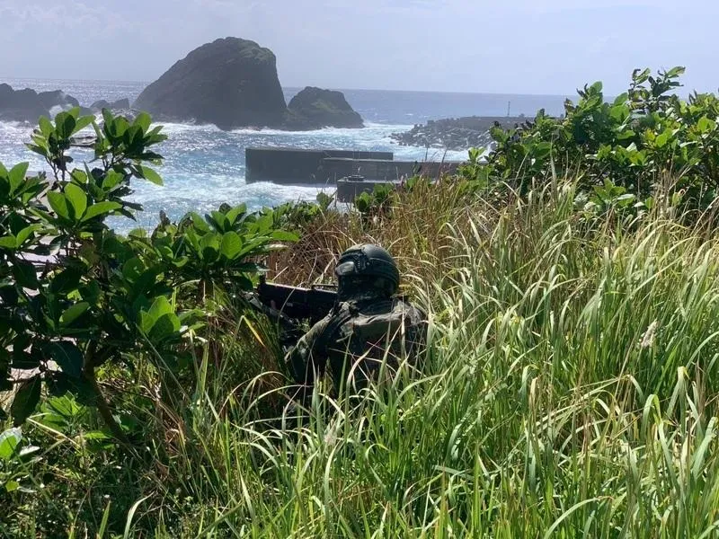 跨海增援的花防部官兵,在離島手持T91步槍對海警戒。(圖/第二作戰區提供)