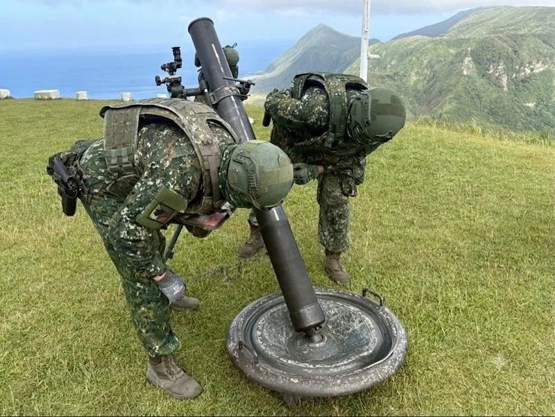 抵達離島部署的花防部官兵,進行120公厘迫砲演練。(圖/第二作戰區提供)