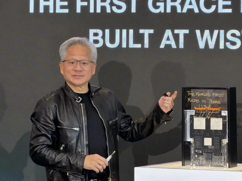 輝達（NVIDIA）執行長黃仁勳21日出席緯創德州達拉斯D1新廠開幕典禮，在該廠生產的全美第一片GB300運算基板上簽名。（圖／中央社）