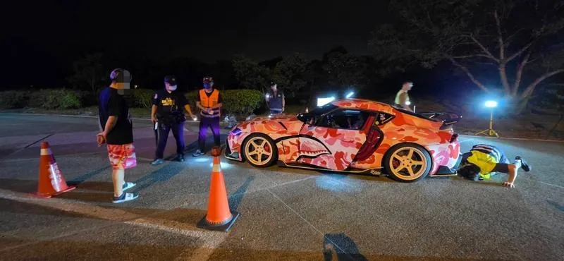 中部國道服務區近年成為「車聚」熱門場地,衍生燒胎、甩尾、原地拉轉製造噪音等亂象;國道警方1日夜間加強取締,共製單舉發44件違規。(圖/民眾提供)