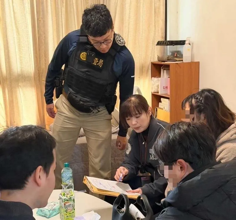 李姓女子與親友等人涉嫌透過中間人找槍手偽造生病就醫,先後向13家保險公司詐保新台幣2663萬餘元。調查局接獲保險公司報案,向台北地檢署報請指揮偵辦,全案12日偵結起訴。圖為調查局幹員搜索拘提涉案被告。(圖/調查局提供)