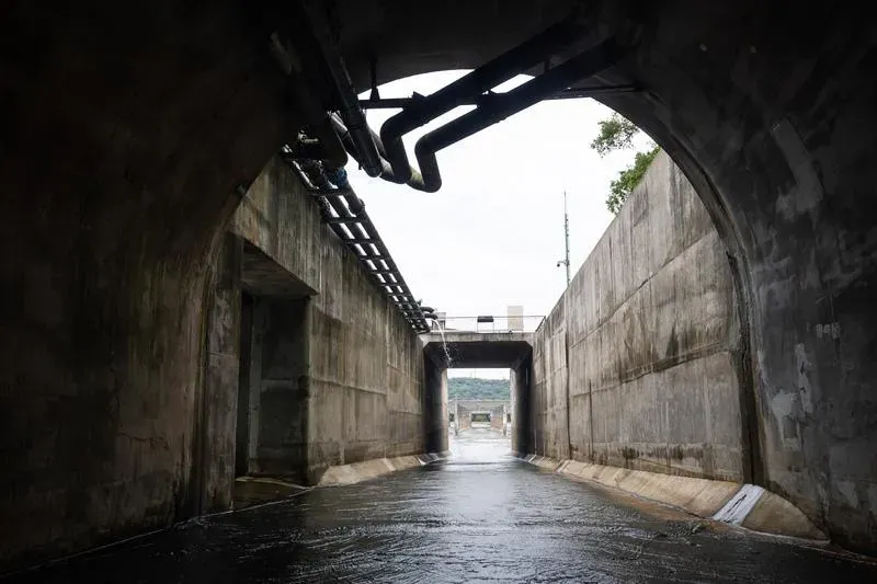 石門水庫阿姆坪防淤隧道可作為輸泥管道、沖淤通道、運輸便道，可補足水庫高水位時無法陸挖、水力排砂沖淤數量，是讓石門水庫延長壽命的重要工程。圖為隧道出口。（圖／中央社）