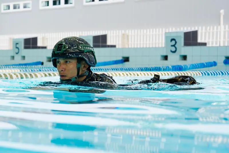 海軍陸戰新式戰鬥背心正面增設專屬快解鋼索,官兵一旦遭遇溺水狀況,一拉即可1秒內迅速卸除背心自救。(圖/中央社)