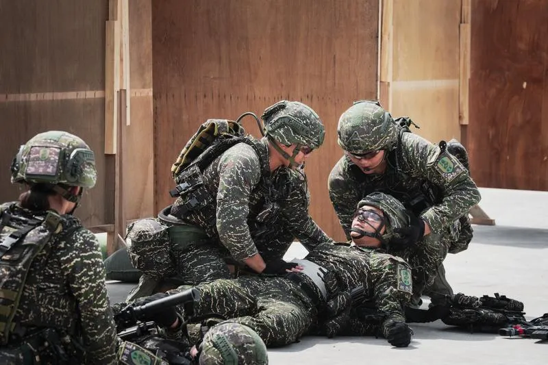 海軍陸戰隊新式戰鬥背心的快拆的扣具2秒內卸除,大幅強化戰傷救護效率。(圖/中央社)