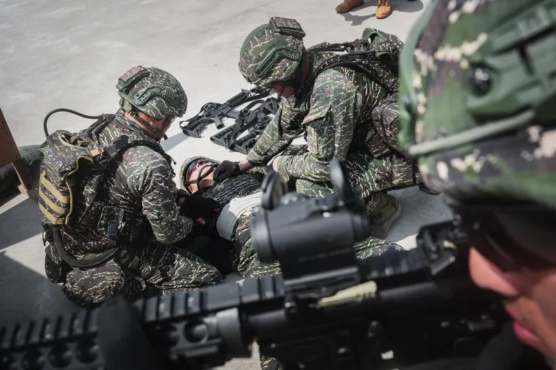 海軍陸戰隊新式戰鬥背心的快拆的扣具2秒內卸除,大幅強化戰傷救護效率。(圖/中央社)