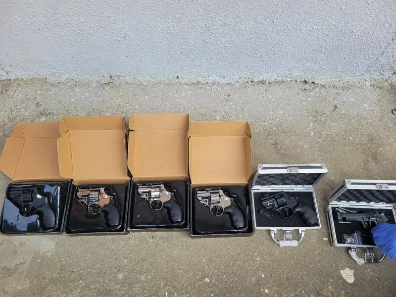 一名4旬藍領工人何男網購特定槍枝改造，並藏匿於台中住家後方香蕉園內，日前遭北市警方查獲，依法送辦。（圖／翻攝照片）