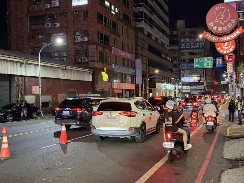 桃園市警察局桃園分局16日表示，為維護治安，15日執行「雷霆除暴專案」，規劃路檢點8處、臨檢點19處，出動警力102人，合計查獲刑案143件、涉案人139人。（圖／桃園市警察局桃園分局提供）
