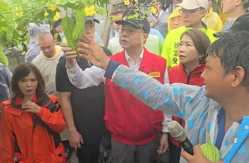 行政院24日一度稱院長因預算被砍只能電話勘災，但卓榮泰25日仍現身屏東視察災情。（圖／中央社）