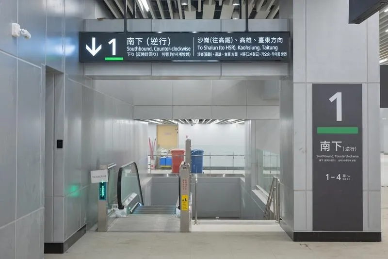 台鐵修訂車站導引標示手冊，北上、南下各以藍、綠搭配，旅客可直覺判斷乘車方向，目標10月中通車地下化台南車站往月台層標示已導入設計。（鐵道局提供）