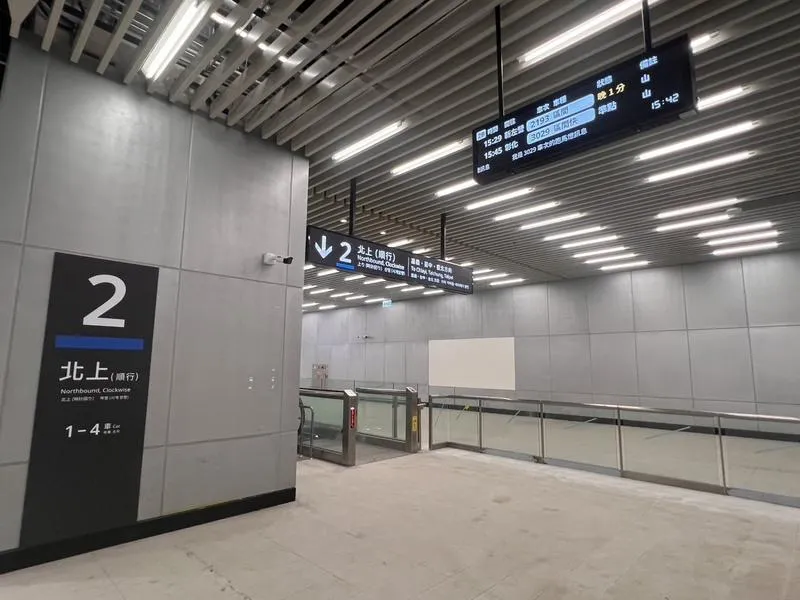 台鐵修訂車站導引標示手冊，北上、南下各以藍、綠搭配，旅客可直覺判斷乘車方向，目標10月中通車地下化台南車站往月台層標示已導入設計。（圖／中央社）