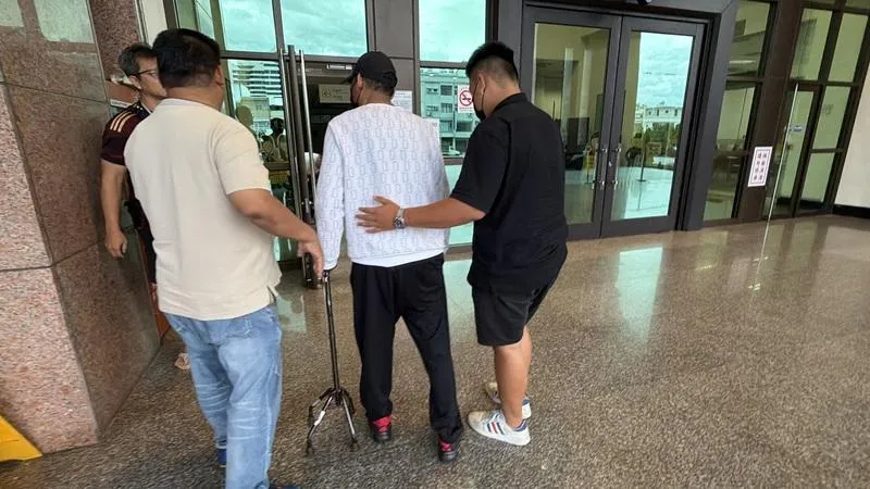 台東縣副議長林琮翰（右2）被以證人身分約談，晚間移送地檢署複訊。（圖／中央社）