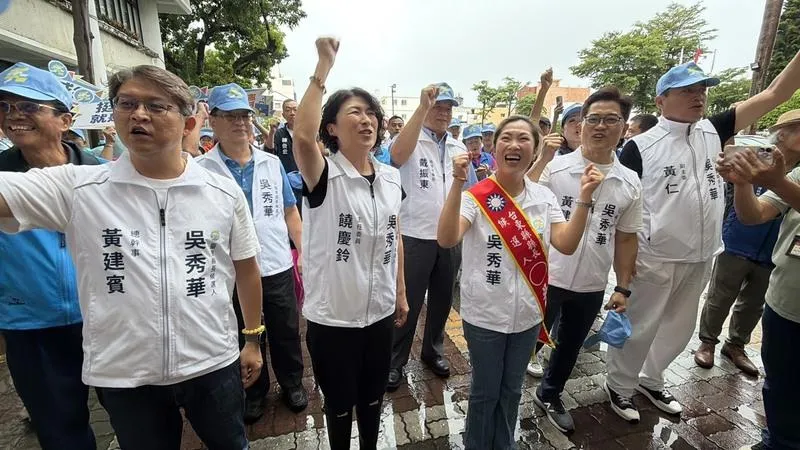 吳秀華2日在黃健庭、饒慶鈴、黃建賓、黃仁等人陪同下登記參選。（圖／中央社）