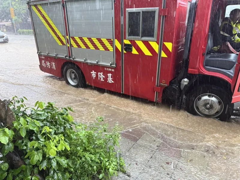 受持續性強降雨影響，基隆市4日一早起雨勢不斷，市區多處地區有積淹水情形，市府表示，災害應變中心於中午已提升為一級開設，全力做好豪雨防災應變工作。（圖／基隆市政府提供）