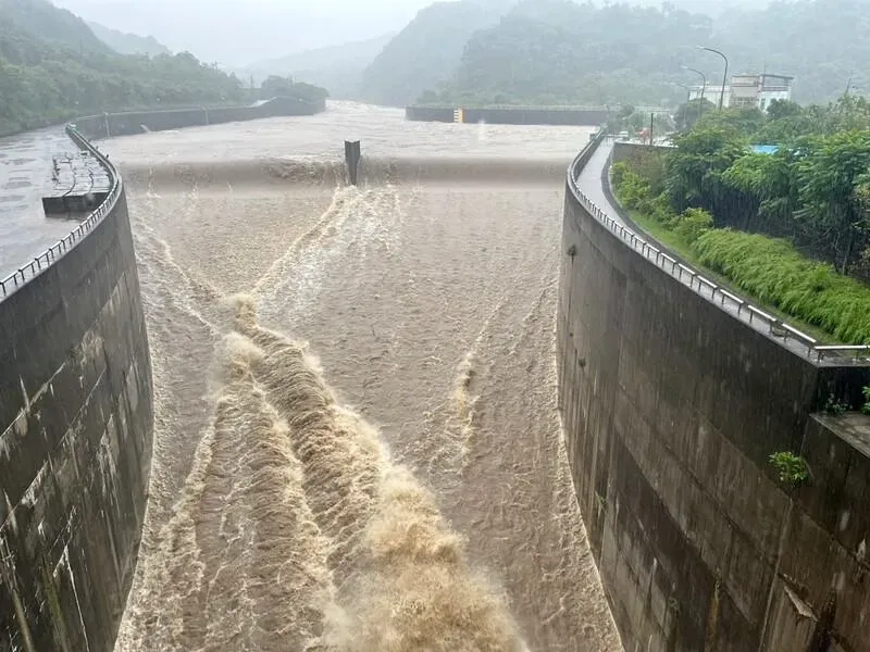 員山子分洪因水位再升至63公尺以上，洪水經分洪堰流入分洪隧道，正式啟動分洪。此次為115年第2次分洪。（圖／第十河川分署提供）