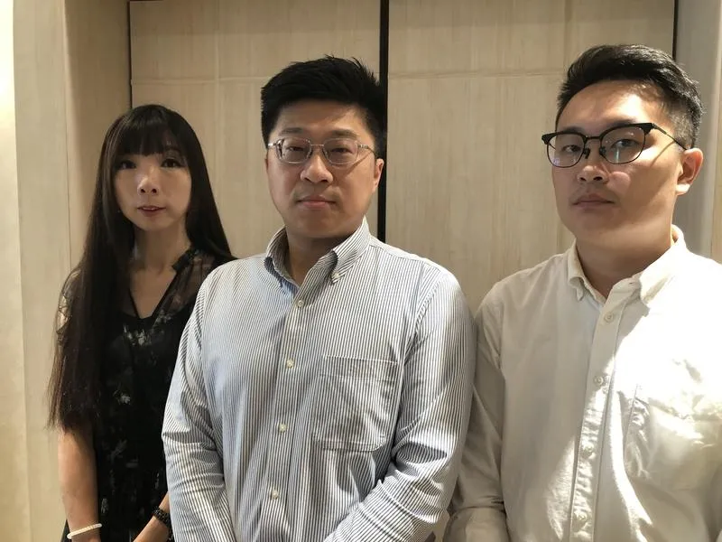 市府秘書長謝孝昆(中)、教育處長吳雨潔(左)14日表示,因查獲新事證決議可能改變,市府希望涉案教保員終身不得擔任教保員。(圖/中央社)