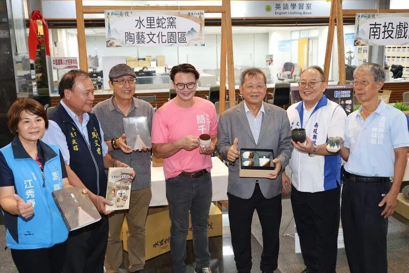 首屆百大文化基地南投縣有6處獲選,南投文化局14日宣傳串聯推廣計畫,打破單一展場限制,創造「一站體驗,六站導流」跨域共好效益,17日起至10月30日透過分散式微型策展,讓參訪任一處基地遊客,能同步獲得其他5處基地資訊。(圖/南投縣政府提供)