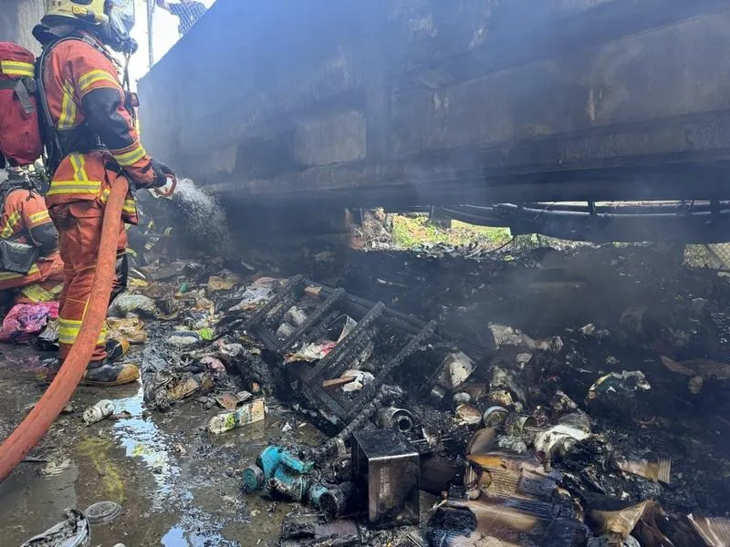 新北市樹林區浮洲橋引道下，14日發生火警，警消獲報前往迅速撲滅火勢，初步了解為雜物及垃圾起火。（圖／翻攝照片）