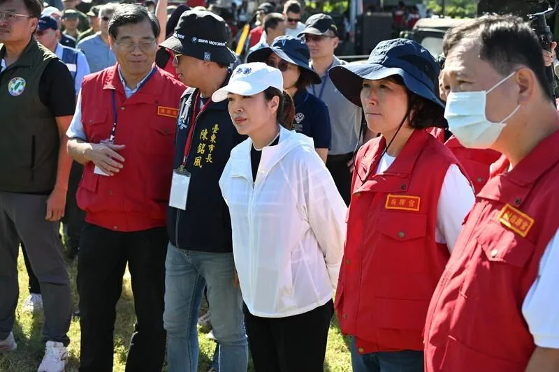 國民黨台東縣長參選人、台東縣議長吳秀華（右3）17日出席台東國家防災日演練。（圖／中央社）