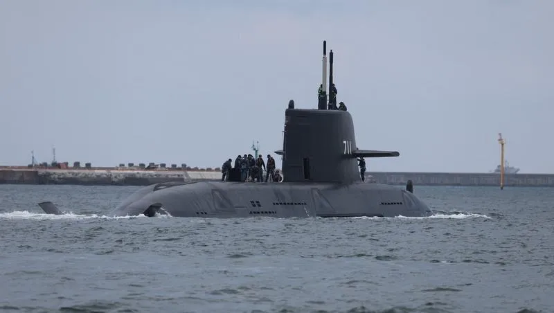 海鯤號潛艦21日出港進行海測。(圖/中央社)